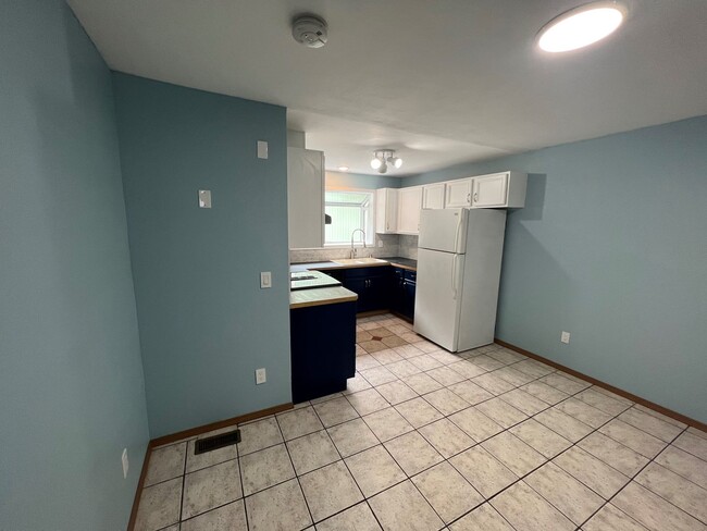 Building Photo - Spacious 4 Bedroom 2 Bath 2 Story home in ...