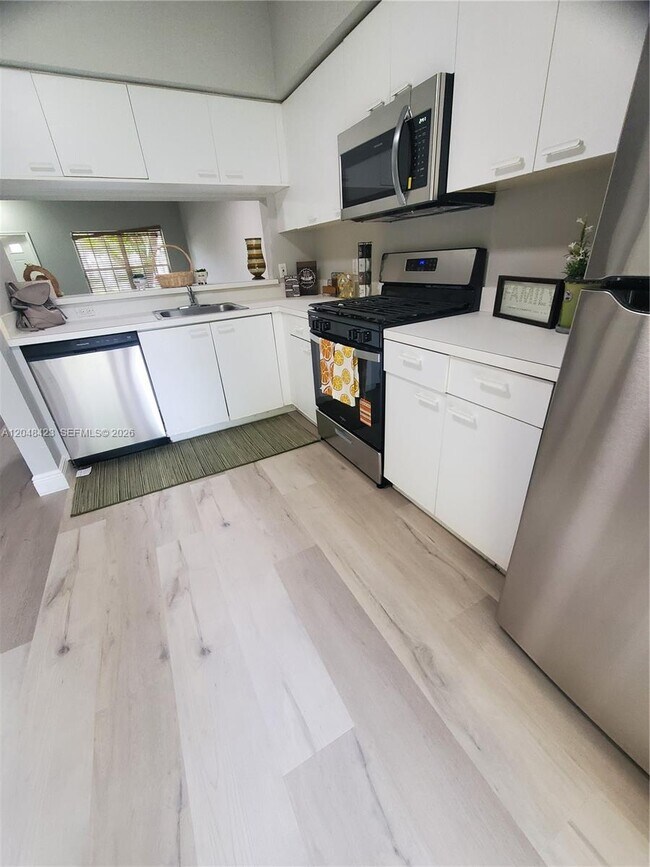Building Photo - 7858 Dixie Beach Cir