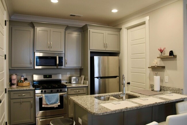 Building Photo - 425 Live Oak Dr