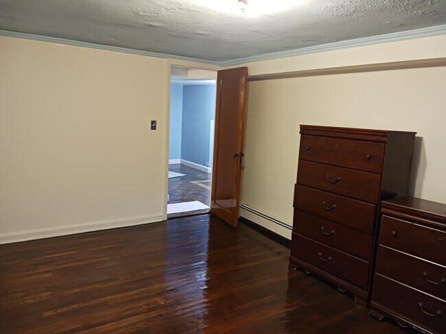 Building Photo - 2162 Steinway St