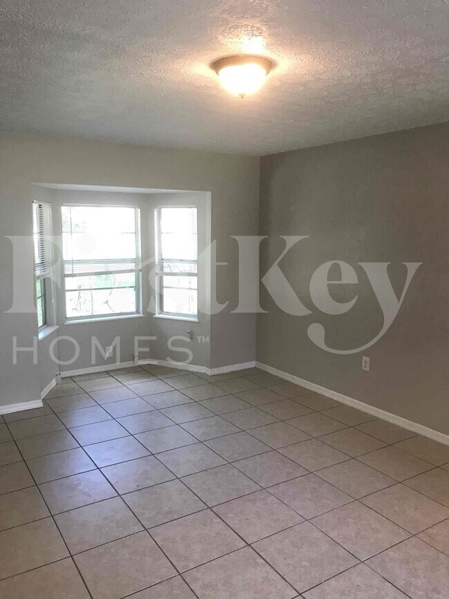 Building Photo - 4804 Oriole Dr