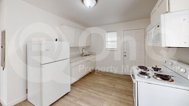 Foto del edificio - 2223 J B Jackson Jr Blvd