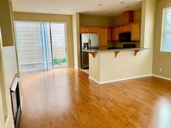 Building Photo - Beautiful 3 bed 2.5 bath Home with 2 car g...
