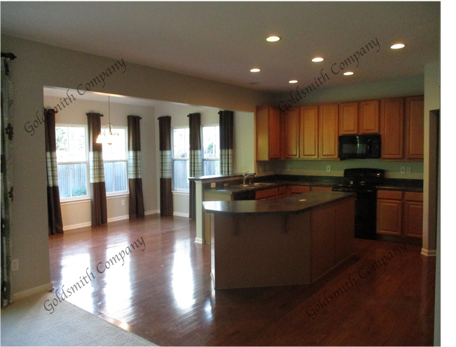 Building Photo - "4-Bed in Greenville - Spacious 2,389 Sq Ft with Fireplace & Hardwood Floors!"