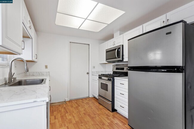 Building Photo - 2111 Shasta Dr