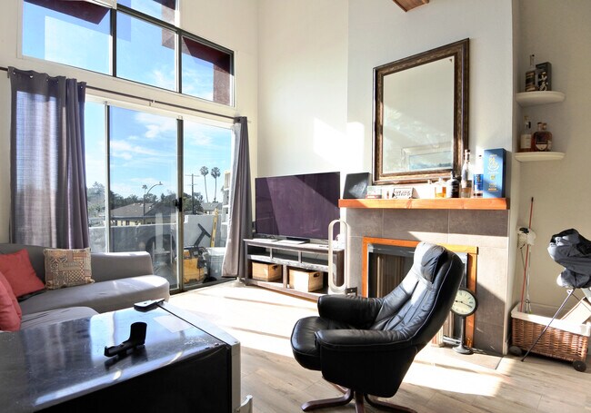 Foto del edificio - 5051 Rosewood Ave