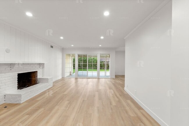 Building Photo - Newly REMODELED large 4 bed / 4 bath home w/ family room, private bonus room / home office, and "...
