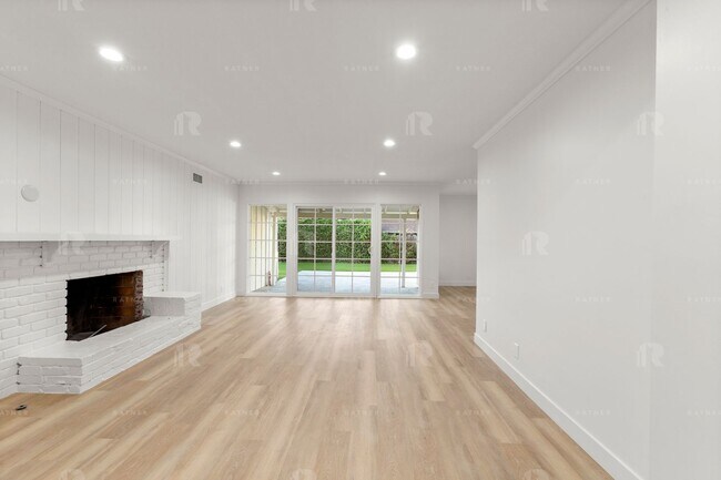 Foto del edificio - Newly REMODELED large 4 bed / 4 bath home w/ family room, private bonus room / home office, and "...