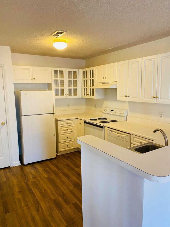 Foto del edificio - 523 Spring Forest Rd