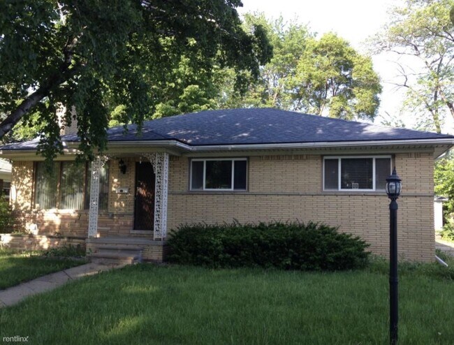 Building Photo - 3 br, 1.5 bath House - 24000 Berkley St