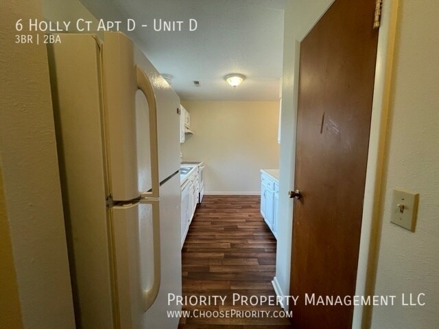 Building Photo - 3 bedroom , 1.5 bath, move in ready