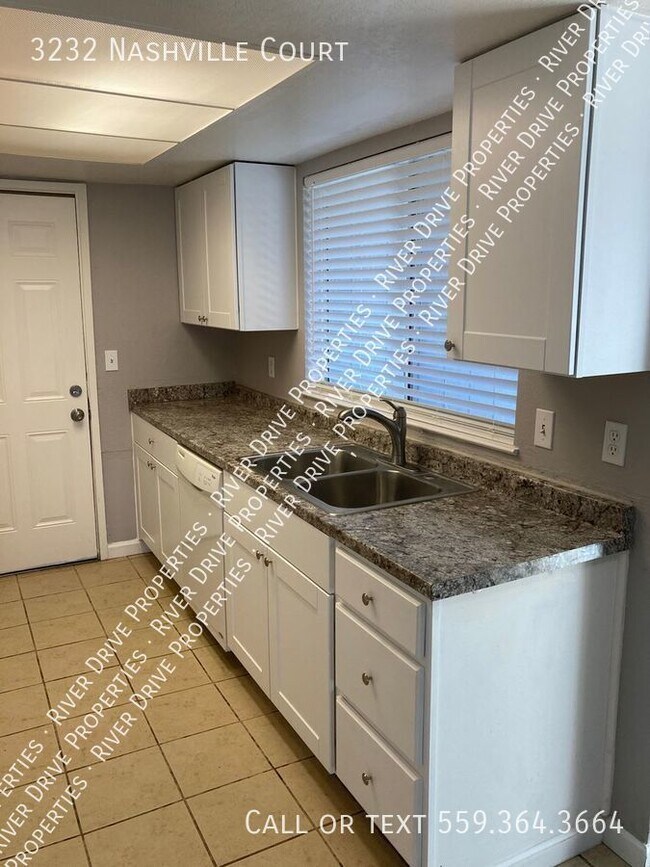 Building Photo - Three Bedroom Duplex Available Now!