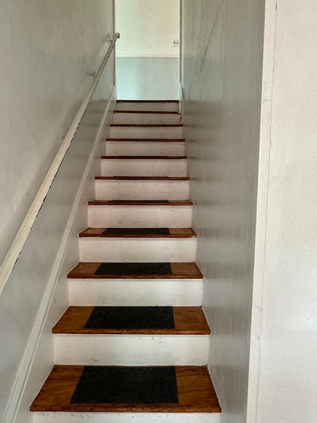 Building Photo - Charming 2 Bed/1 Bath Home: Ideal location...
