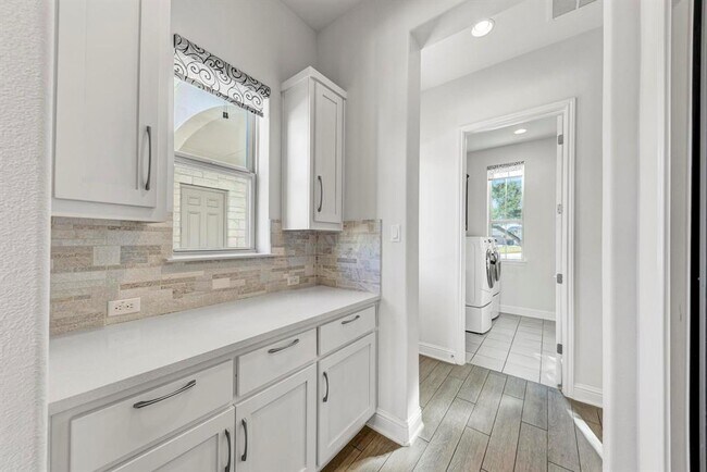 Building Photo - 105 Land's End Cove