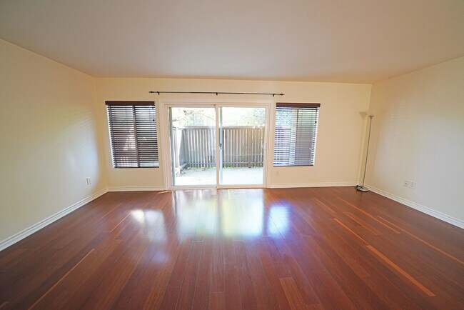 Foto del edificio - 18350 Hatteras St