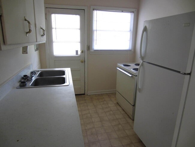 Building Photo - 3 Bedroom/1 Bath Home