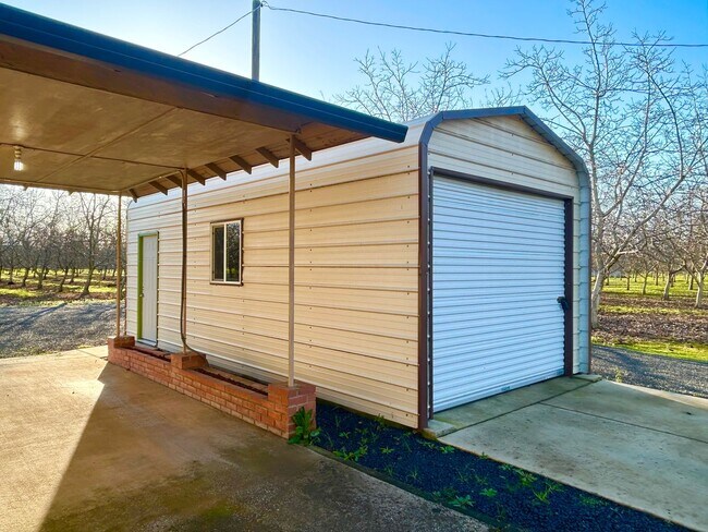 Building Photo - Great home just outside of town!