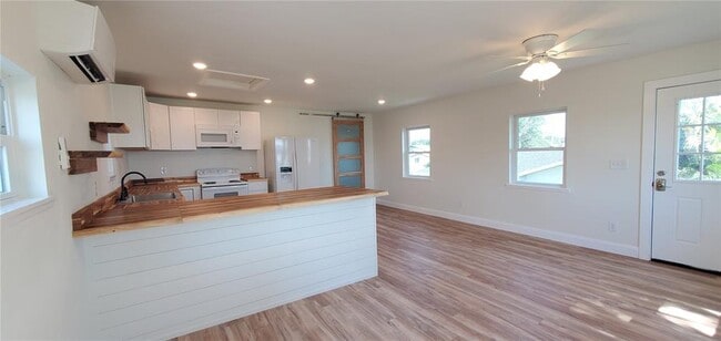 Building Photo - 912 Lake Jessie Dr