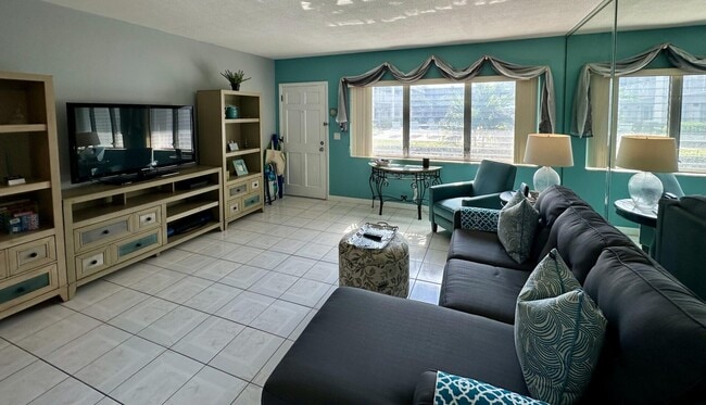 Building Photo - 1001 NE 8th Ave