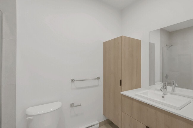 Building Photo - 6037 Boul De Maisonneuve