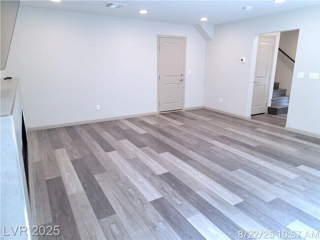 Foto del edificio - GORGEOUS TRI-LEVEL HOME IN THE SOUTHWEST!!