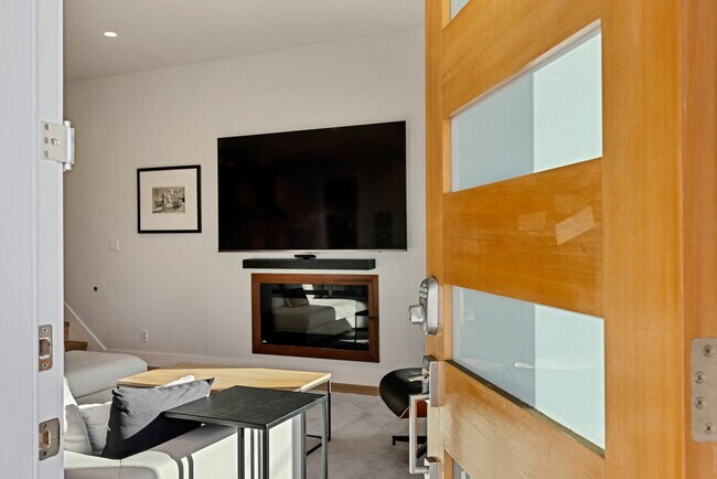 Building Photo - 241 Paris St