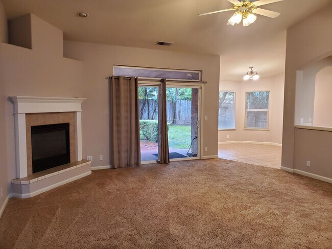 Foto del edificio - Spacious 4 Bedroom Home Across from Verben...