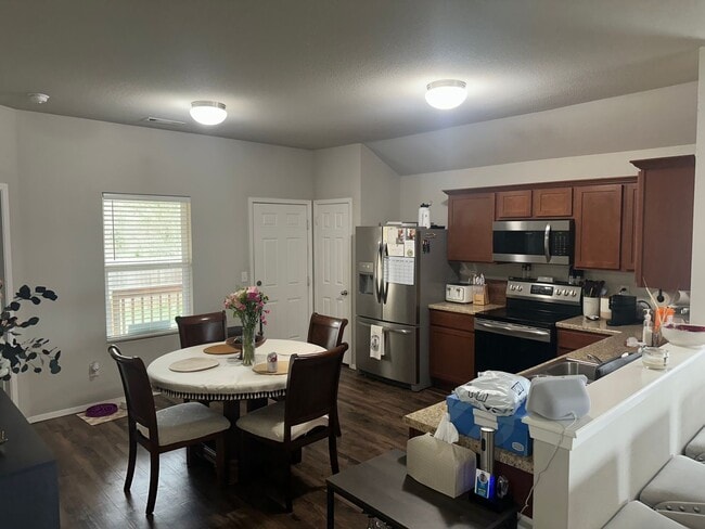 Foto del edificio - Available May 1st!  Three Bedroom, Two Bathroom Home in Legendary Subdivision near Shaw Elementary