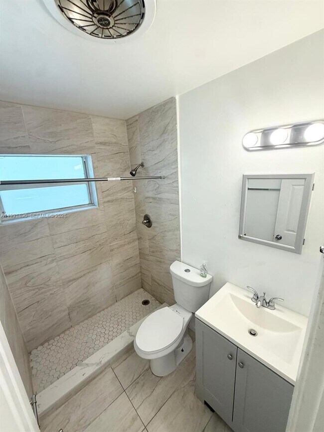 Foto del edificio - 1055 NE 34th Ct