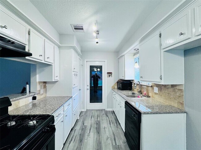 Foto del edificio - 3934 Thistlewood Dr