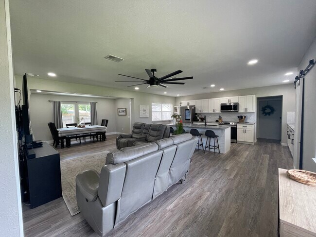 Building Photo - 310 Yacht Club Dr NE