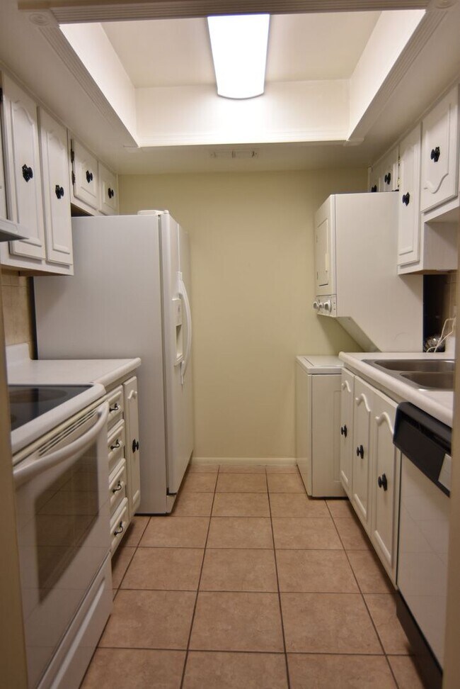 Foto del edificio - SANFORD: 2nd Floor Unit in Sandlewood Vill...