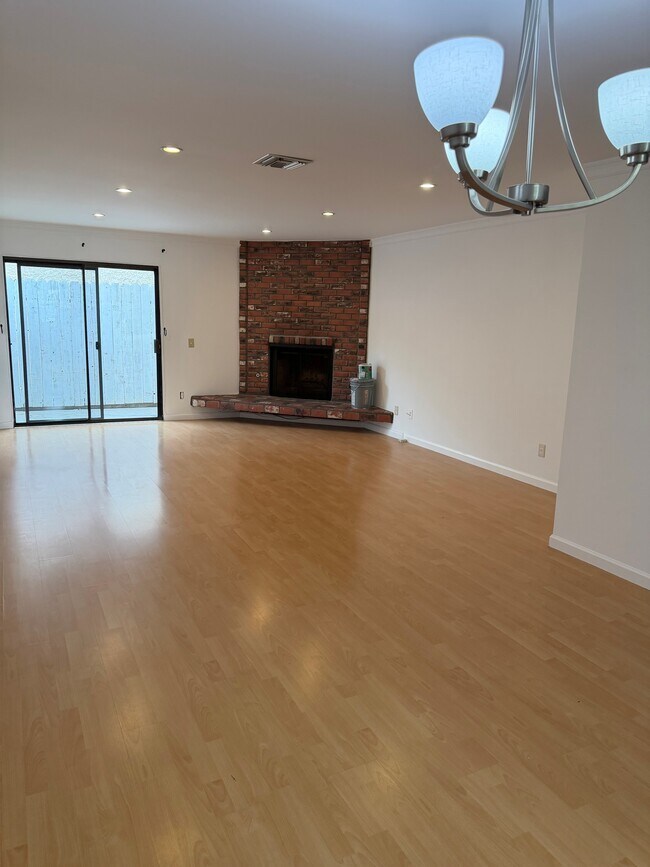 Foto del edificio - 557 E Tujunga Ave