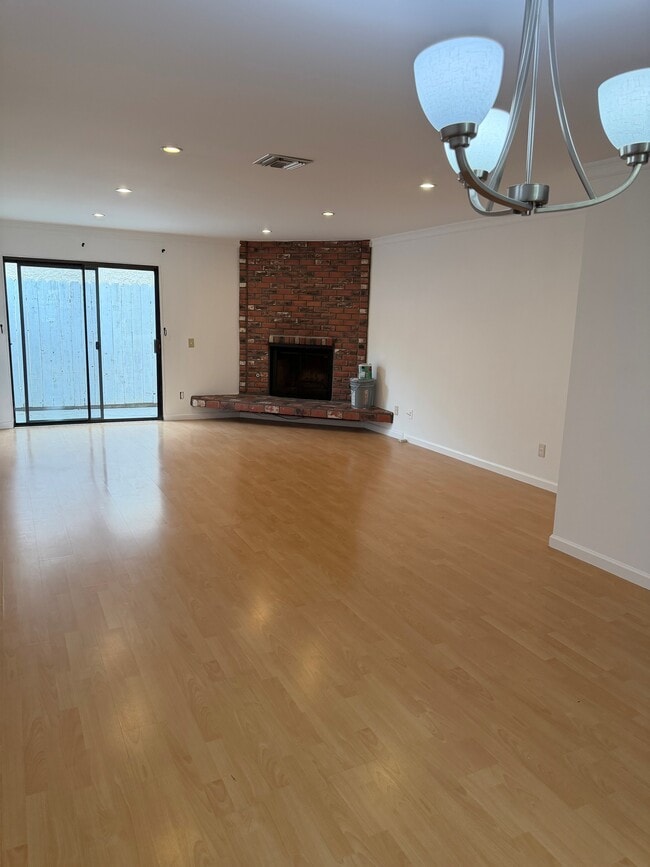 Building Photo - 557 E Tujunga Ave