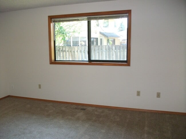 Building Photo - Great Location! 3 Bed/2 Bath Single Story ...