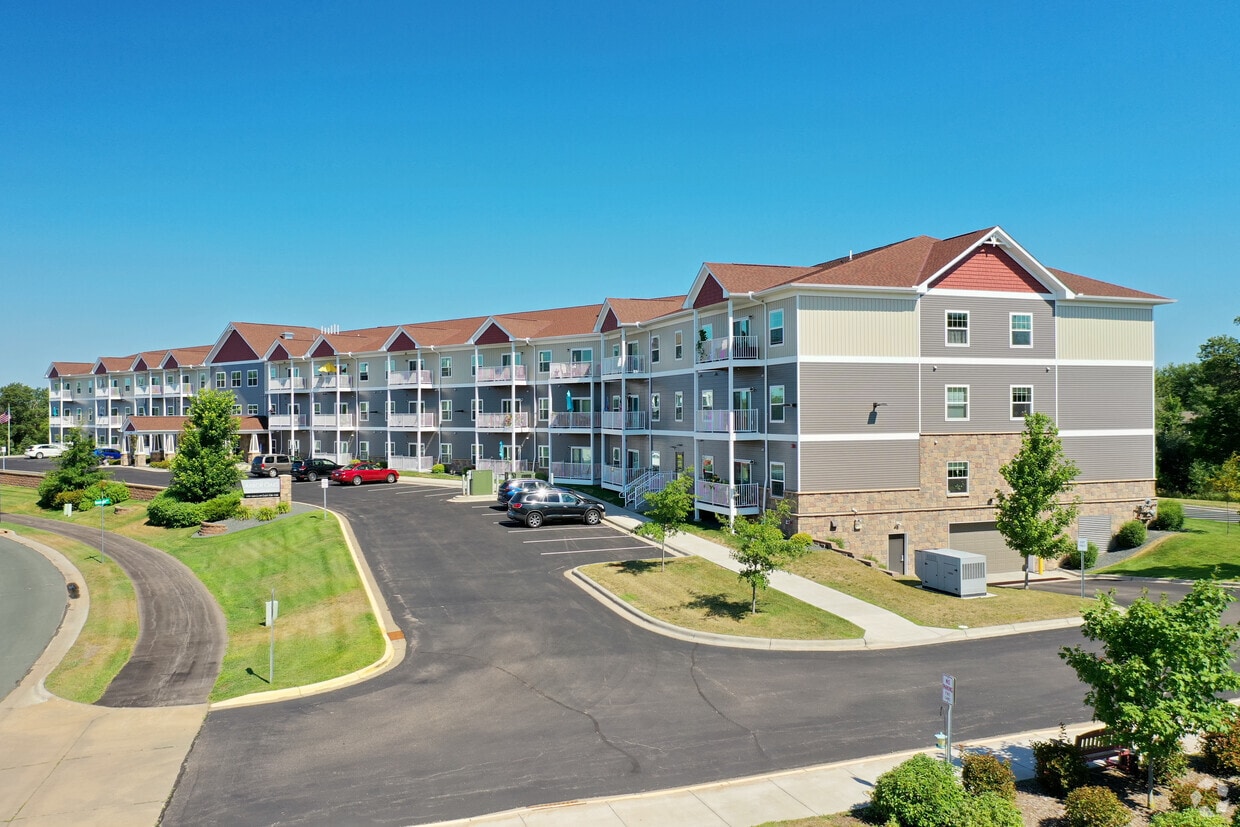 The Estates at Arbor Oaks Apartments in Andover, MN