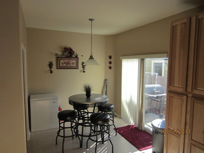 Foto del edificio - $1768 | 3BR/2.5BA | Beautiful townhome on ...