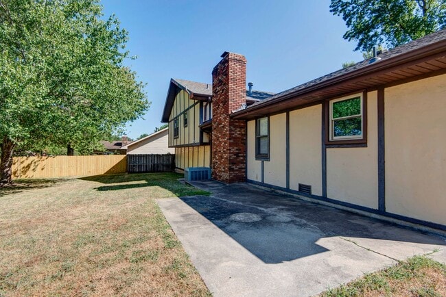 Building Photo - 3839 N Stewart Ave