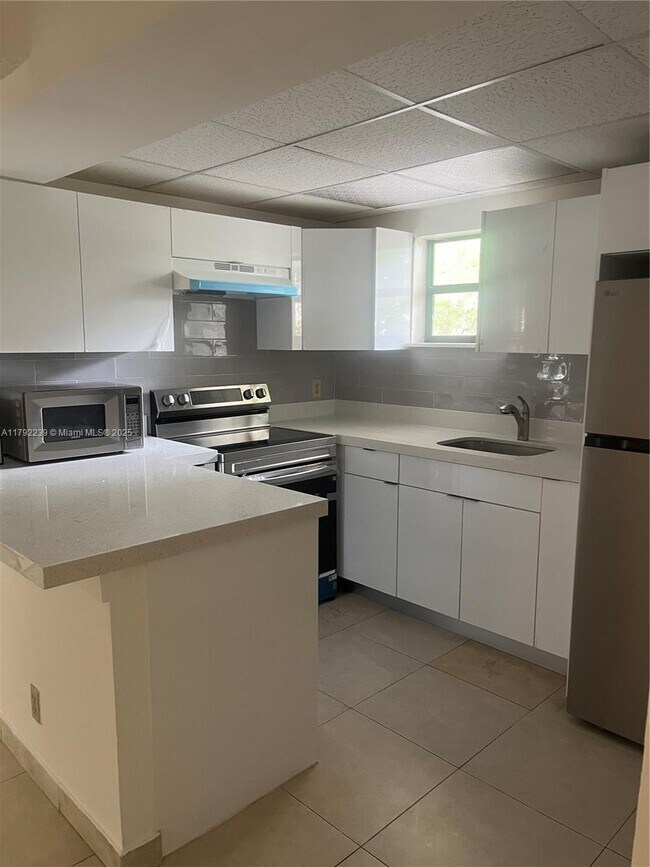 Foto del edificio - 8290 Lake Dr
