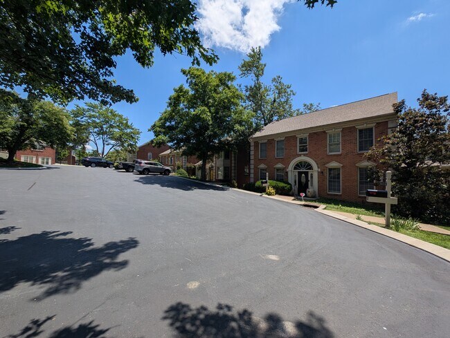 Foto del edificio - 407 Clairton Ct