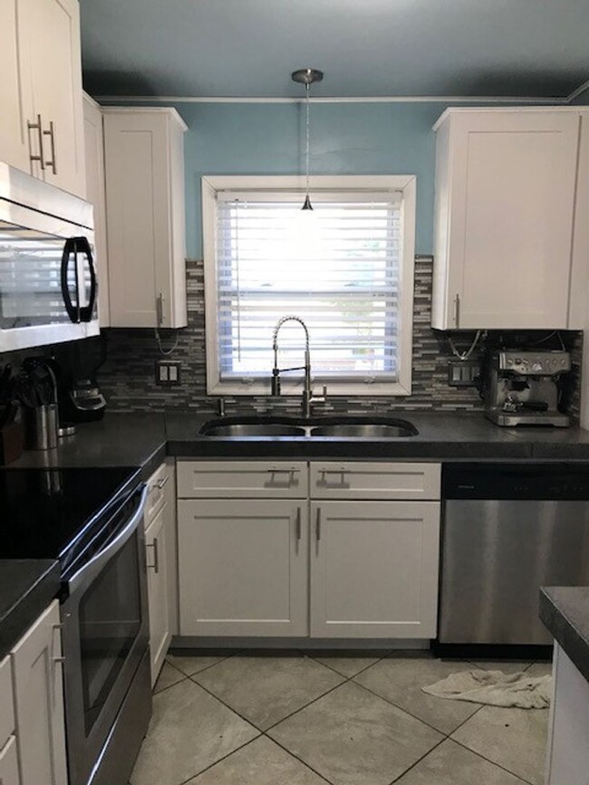 Building Photo - BEAUTIFULLY UPDATED 4 BEDROOM WITH FENCED ...
