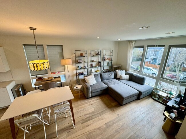 Building Photo - Ballard Townhome