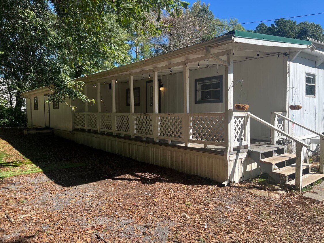 Foto principal - 3 bed 2 bath
