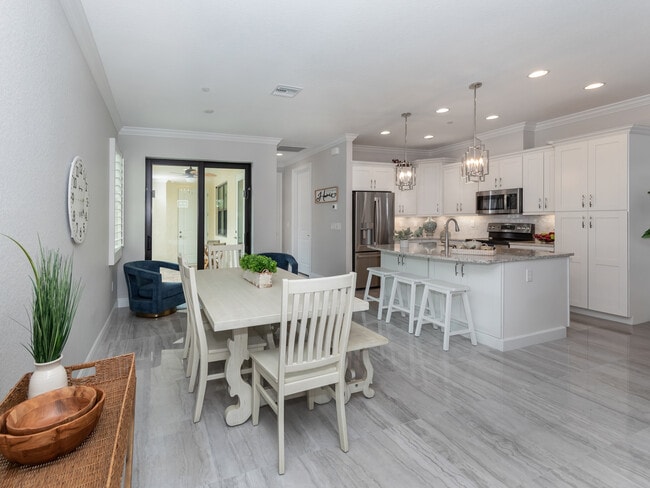 Building Photo - 906 E Venice Ave