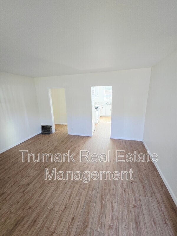 Building Photo - 1552 E Wilson Ave