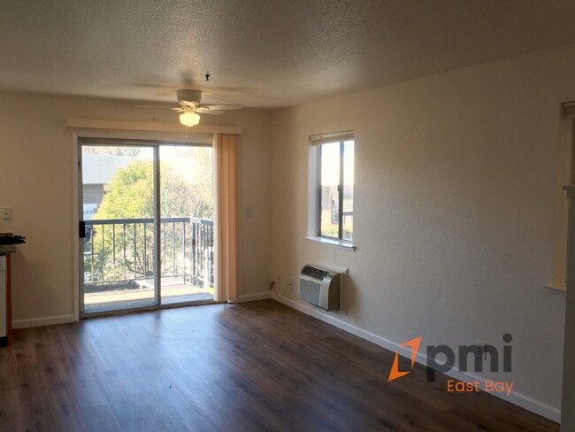 Foto del edificio - Spacious 1-Bedroom with Parking & On-Site ...