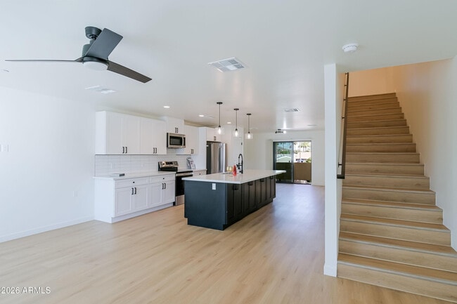 Building Photo - 2502 E Paradise Ln