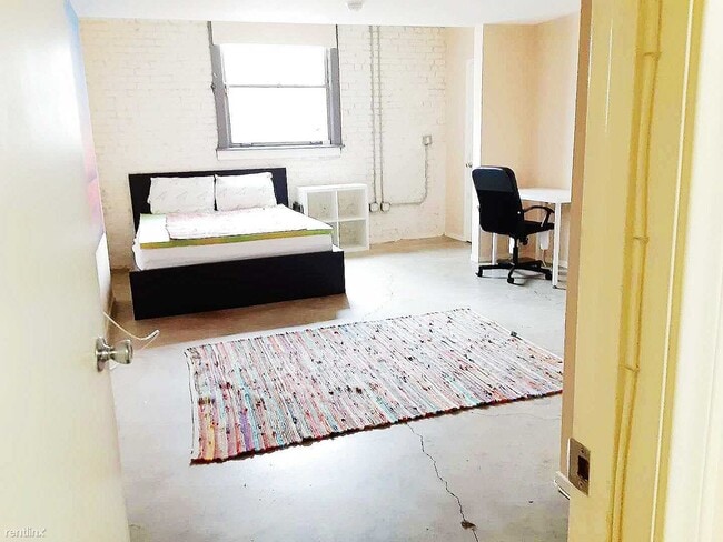 Building Photo - 924 W 23rd St