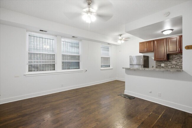 Foto del edificio - 3727 N Pine Grove Ave