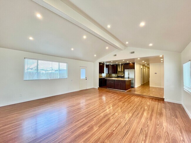 Foto del edificio - 4BR/3BA Large House - Single Story, No Carpet, AC, Washer/Dryer in Unit, Small Yard, 2 Car Garage...